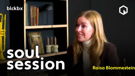 Raisa met je blonde lokken